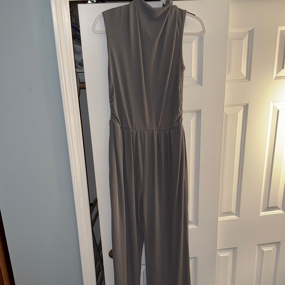 Elegant Gray Sleeveless Jumpsuit